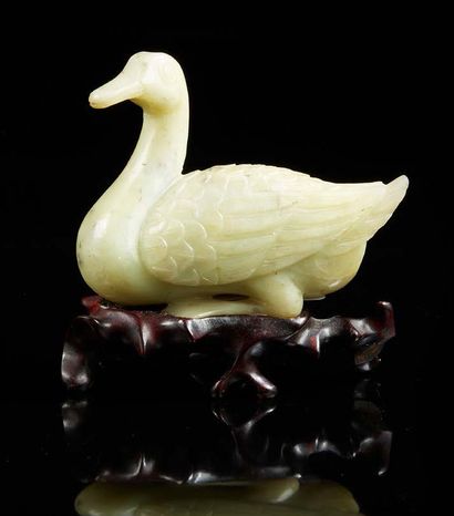 CHINE Figurine en stéatite sculptée vert clair représentant un canard, posée sur...