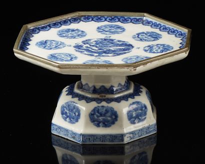 CHINE pour le Vietnam Very rare octagonal porcelain tray on pedestal decorated in...