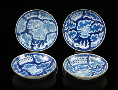 CHINE pour le Vietnam Four circular cups decorated in blue underglaze with a dragon...
