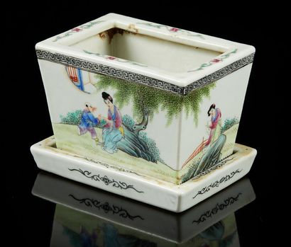 CHINE Petite jardinière rectangulaire et son plateau en porcelaine décorée en émaux...