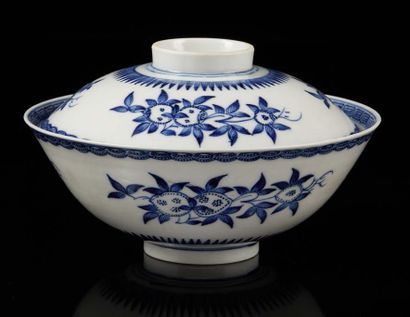 CHINE pour le Vietnam Grand bol circulaire couvert en porcelaine décoré en bleu sous...