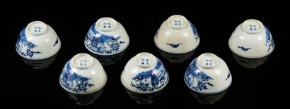 CHINE pour le Vietnam Seven circular porcelain bowls decorated on the outer wall...