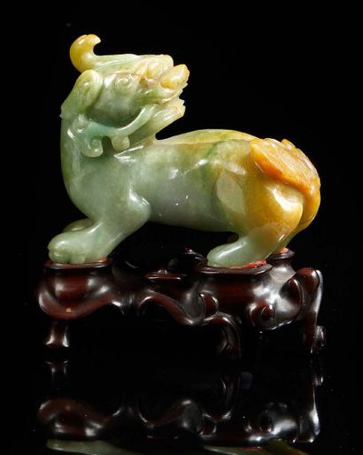 CHINE Figurine en jade sculpté « apple green » avec veinures de couleur rouille,...