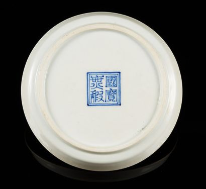 CHINE pour le Vietnam Small circular porcelain dish decorated in blue underglaze...