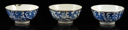 CHINE pour le Vietnam Three porcelain bowls of circular form decorated in blue underglaze...
