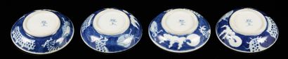 CHINE pour le Vietnam Quatre coupelles circulaires en porcelaine décorées sur la...