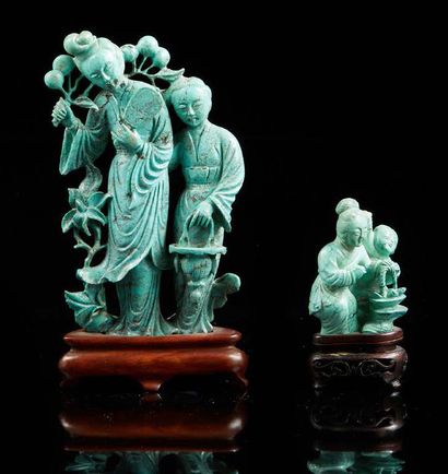 CHINE Deux groupes en racine de turquoise sculptée, le premier représentant une femme...