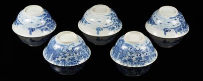 CHINE pour le Vietnam Five circular porcelain bowls decorated in blue underglaze...