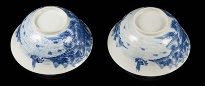 CHINE pour le Vietnam Two circular porcelain bowls decorated in blue underglaze with...