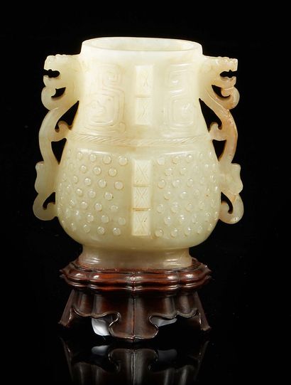 CHINE Vase de style archaïque en jade sculpté gris clair avec traces de rouille et...