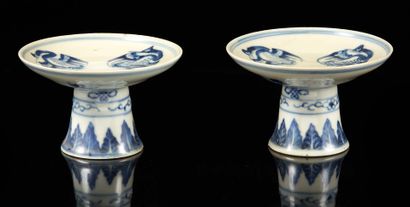 CHINE pour le Vietnam Two small porcelain stem cups decorated in blue underglaze...