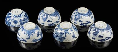 CHINE pour le Vietnam Six large porcelain bowls of circular shape decorated in blue...