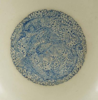 CHINE Bol circulaire en porcelaine dite coquille d'oeuf, décoré en émaux de la famille...