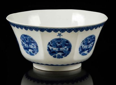 CHINE pour le Vietnam Four octagonal porcelain bowls, one large and three smaller...