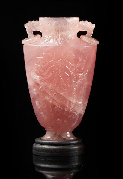 CHINE Vase balustre à panse aplatie en quartz rose sculpté. Les anses en forme de...