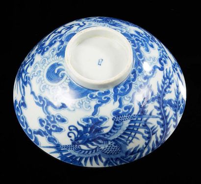 CHINE pour le Vietnam Large circular porcelain bowl decorated on the outer wall in...