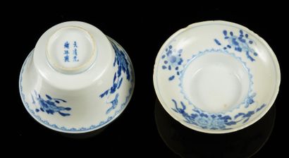 CHINE pour le Vietnam Tea cup and its saucer with "sinking" decorated in blue underglaze...