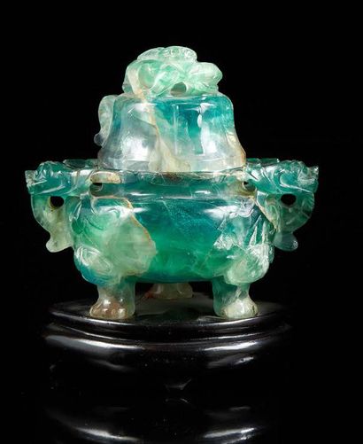 CHINE Covered tripod incense burner in green and transparent carved quartz, the handles...
