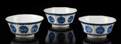 CHINE pour le Vietnam Quatre bols en porcelaine de formes octogonales dont un grand...