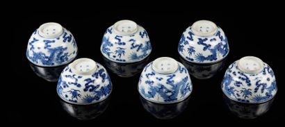 CHINE pour le Vietnam Six porcelain bowls of circular shape decorated in blue underglaze...