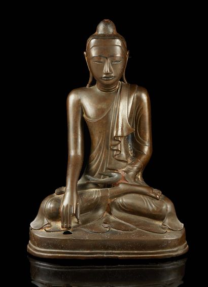ASIE DU SUD EST Figurine en fonte de bronze représentant un bouddha assis en dhyanasana...