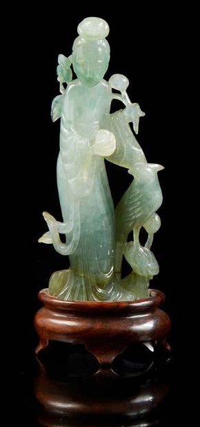 CHINE Figurine en quartz vert sculpté représentant la déesse Guanyin debout avec...