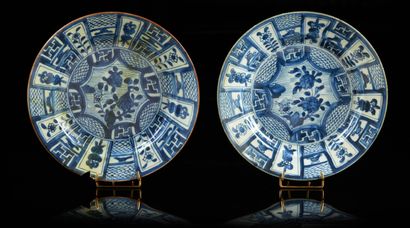 CHINE pour le Vietnam Four circular porcelain plates decorated in blue underglaze...
