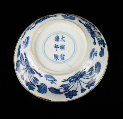 CHINE pour le Vietnam Coupe circulaire couverte en porcelaine décorée en bleu sous...