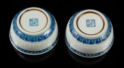 CHINE pour le Vietnam Two small circular porcelain bowls decorated in blue and white...