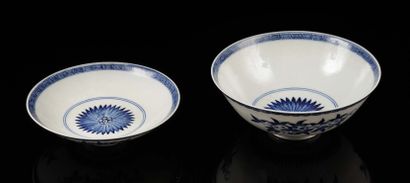 CHINE pour le Vietnam Large circular covered porcelain bowl decorated in blue underglaze...