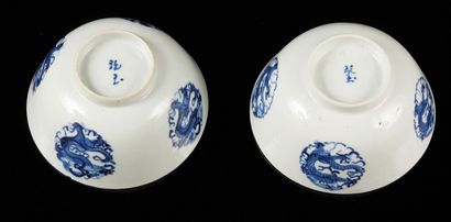 CHINE pour le Vietnam Two small porcelain bowls decorated in blue underglaze on the...