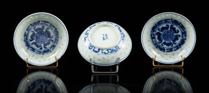 CHINE pour le Vietnam Three small circular porcelain dishes decorated in blue underglaze...