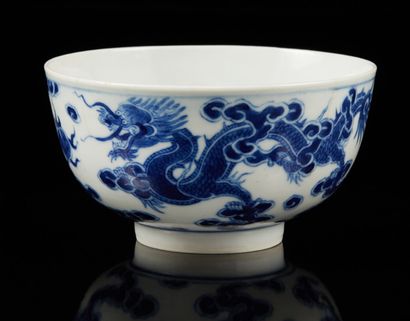 CHINE pour le Vietnam Small circular porcelain bowl decorated on the outer wall in...