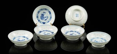 CHINE pour le Vietnam Six small circular porcelain dishes decorated in blue underglaze...