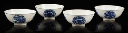 CHINE pour le Vietnam Quatre bols en porcelaine de forme circulaire décorés en bleu...