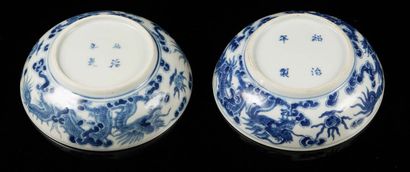 CHINE pour le Vietnam Two circular porcelain cups decorated on the outer wall in...