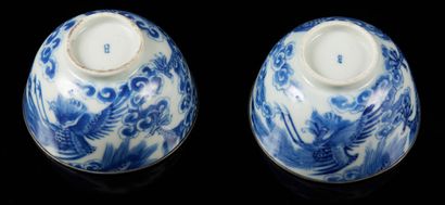 CHINE pour le Vietnam Two small circular porcelain bowls decorated in blue underglaze...