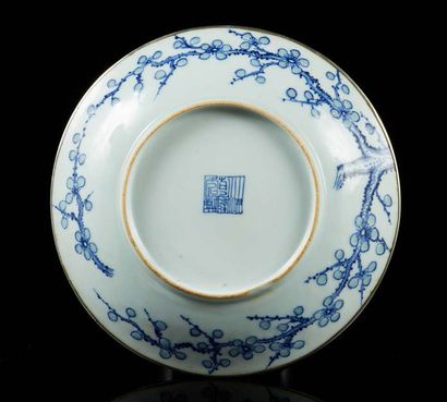 CHINE pour le Vietnam Deux belles coupes circulaires en porcelaine décorées en bleu...