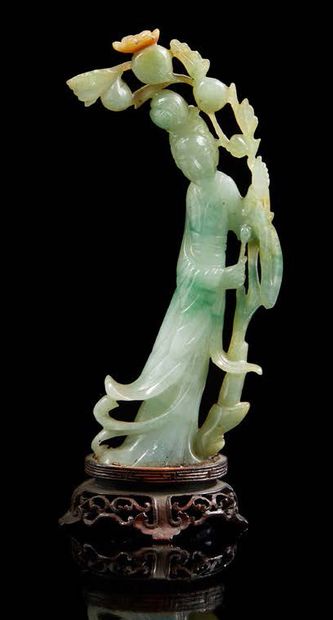 CHINE Figurine en quartz vert sculpté représentant la déesse Guanyin debout près...