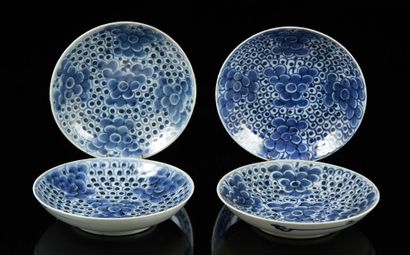 CHINE pour le Vietnam Four circular porcelain cups decorated in blue underglaze with...
