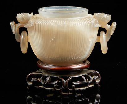 CHINE Pot godronné en agate sculptée, les anses figurant des fleurs de lotus aux...