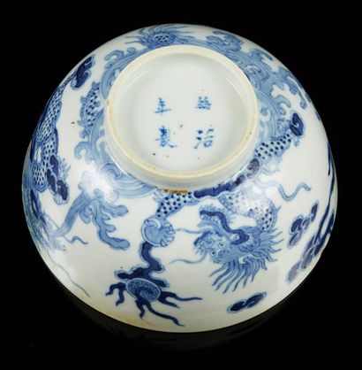 CHINE pour le Vietnam A circular porcelain bowl decorated on the outer wall in blue...