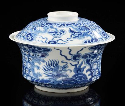 CHINE pour le Vietnam Large and interesting porcelain covered bowl decorated in blue...