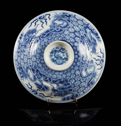 CHINE pour le Vietnam A porcelain lid decorated in blue underglaze with four dragons...