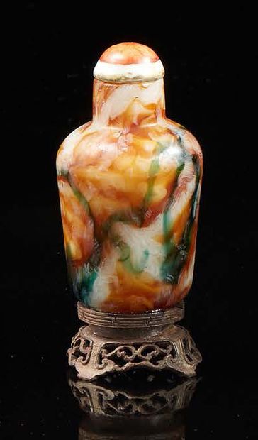 CHINE Covered snuff bottle in carved green jasper, the spatula in carved tinted bone....
