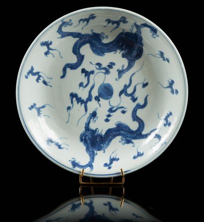 CHINE pour le Vietnam 
Circular porcelain bowl decorated in blue underglaze with...