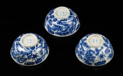 CHINE pour le Vietnam Three circular porcelain bowls decorated on the outer wall...