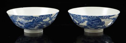 CHINE pour le Vietnam Deux grands bols circulaires en porcelaine sur haut talon décorés...