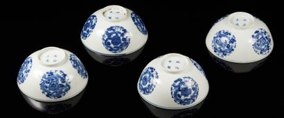 CHINE pour le Vietnam Four porcelain bowls of circular form decorated in blue underglaze...