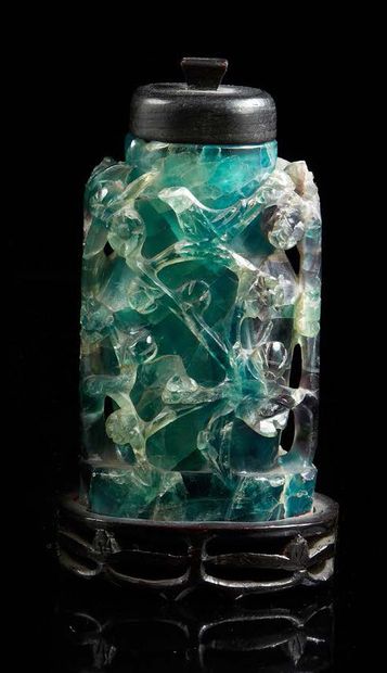 CHINE Vase en quartz vert sculpté avec parties améthystes, entouré de branches fleuries...